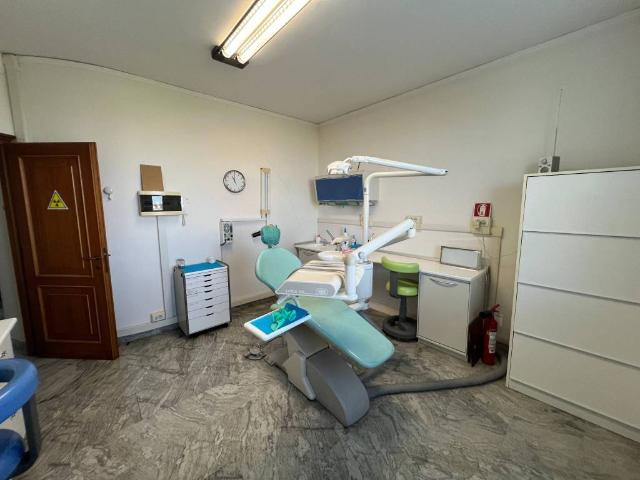 Locale Commerciale in vendita a San Faustino-Madonnina-Quattroville, Modena
