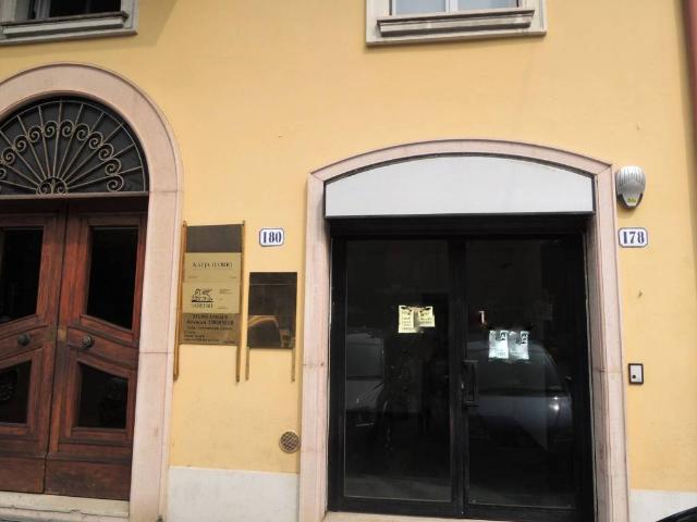 Locale Commerciale in vendita a Centro Storico, Modena