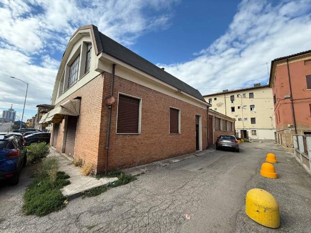 Locale Commerciale in vendita a Crocetta-San Lazzaro-Modena Est, Modena