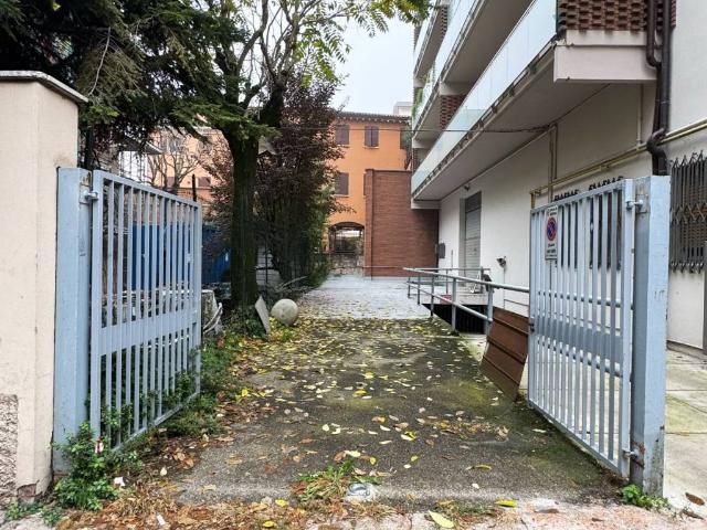 Locale Commerciale in vendita a Sant'Agnese, Modena
