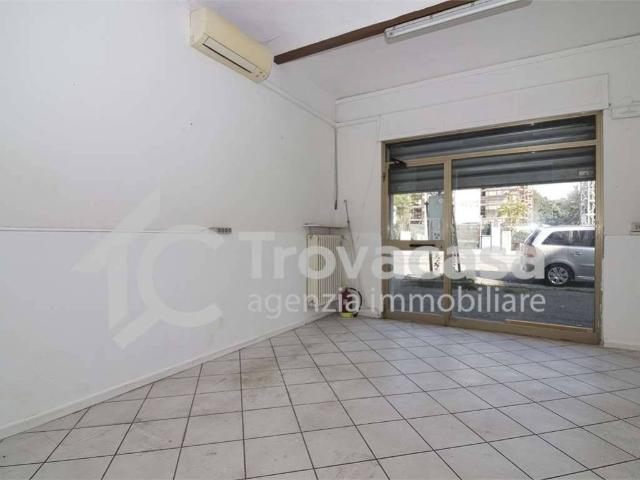 Locale Commerciale in vendita a Crocetta, Modena