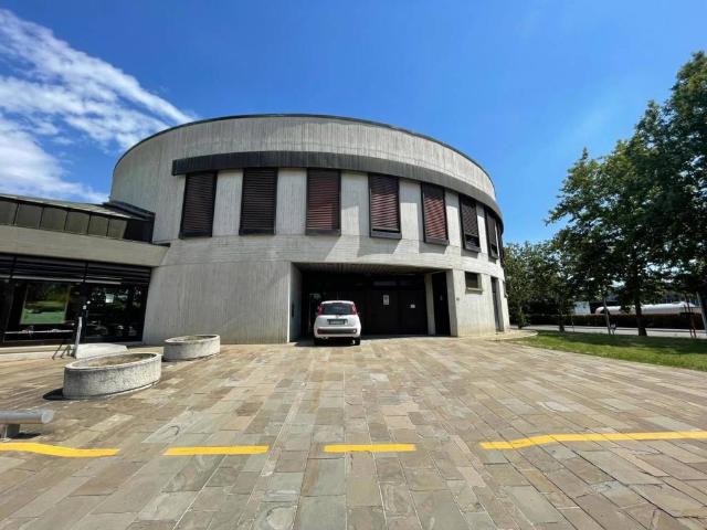 Locale Commerciale in vendita a Torrazzi, Modena