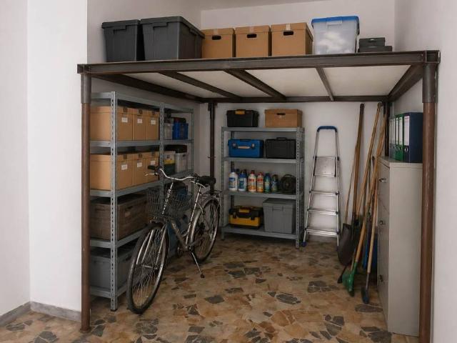 Locale Commerciale in vendita a Crocetta-San Lazzaro-Modena Est, Modena