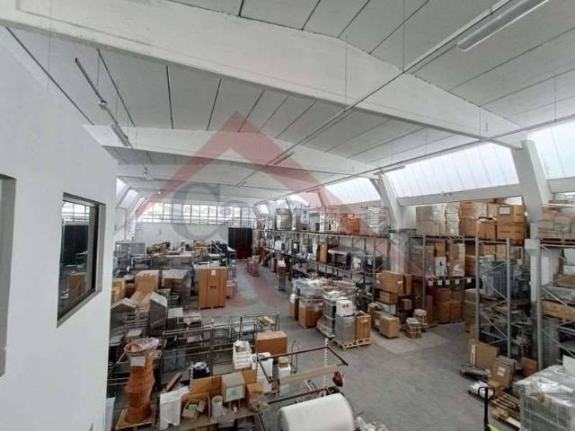 Locale Commerciale in vendita a Torrazzi, Modena