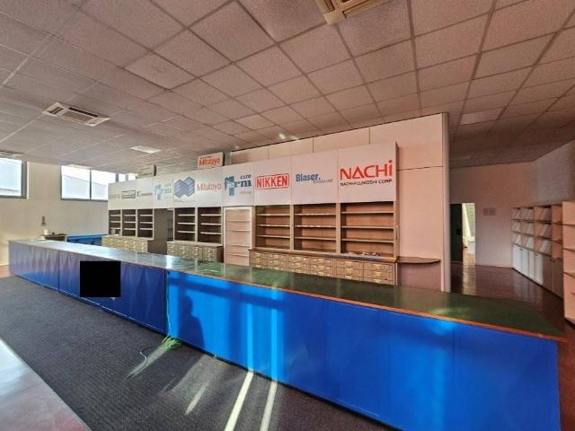 Locale Commerciale in vendita a Crocetta-San Lazzaro-Modena Est, Modena