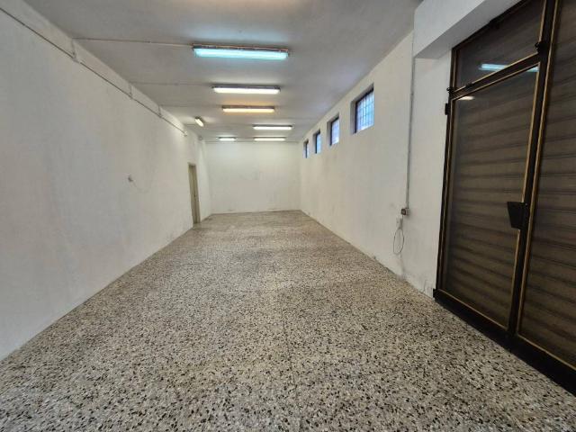 Locale Commerciale in vendita a Crocetta-San Lazzaro-Modena Est, Modena