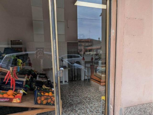 Locale Commerciale in vendita a San Faustino-Madonnina-Quattroville, Modena
