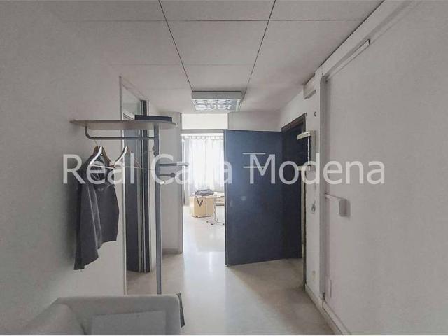 Locale Commerciale in vendita a San Faustino-Madonnina-Quattroville, Modena