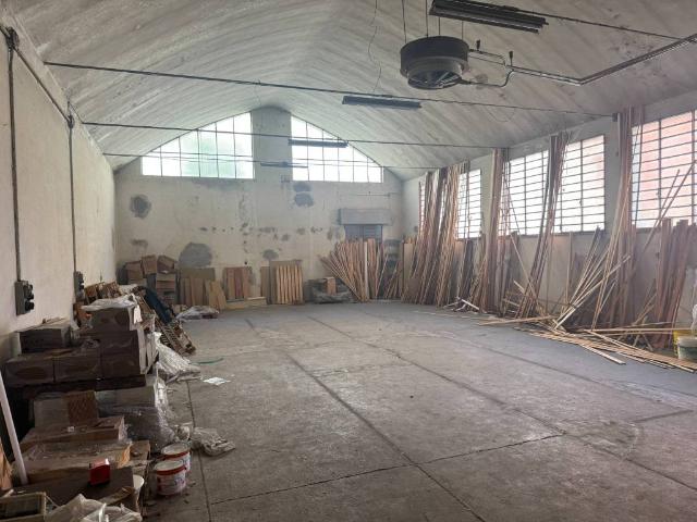 Locale Commerciale in vendita a Crocetta, Modena