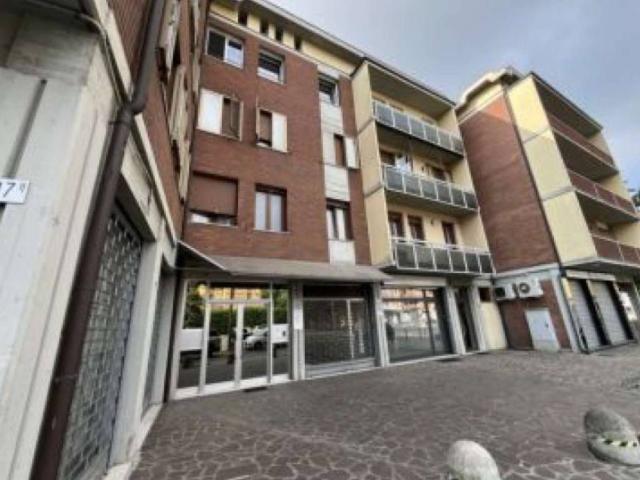 Locale Commerciale in vendita a San Faustino-Madonnina-Quattroville, Modena