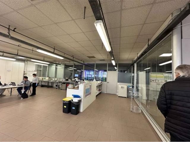 Locale Commerciale in vendita a Tre Olmi, Modena