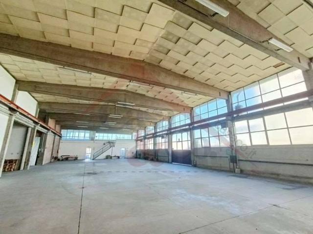 Locale Commerciale in vendita a Torrazzi, Modena