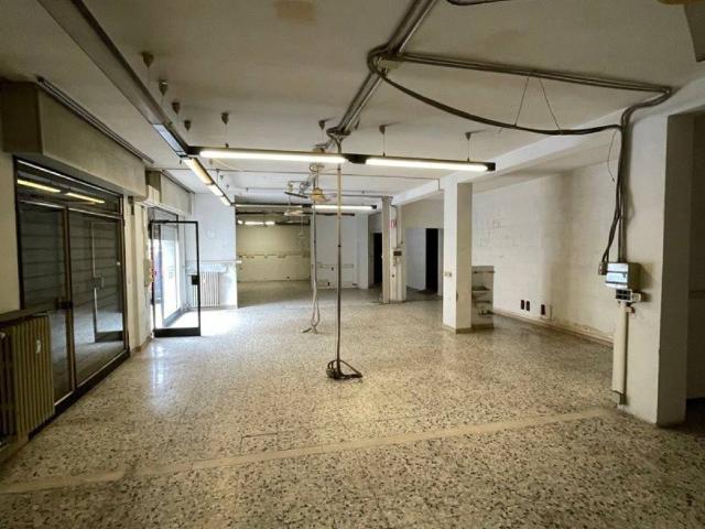 Locale Commerciale in vendita a Crocetta-San Lazzaro-Modena Est, Modena