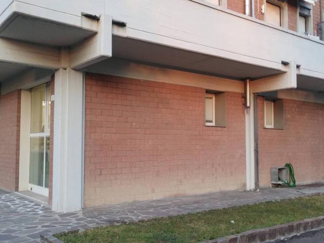 Locale Commerciale in vendita a Buon Pastore-Sant'Agnese-San Damaso, Modena