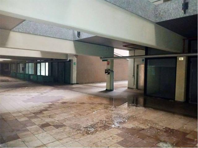 Locale Commerciale in vendita a San Faustino-Madonnina-Quattroville, Modena