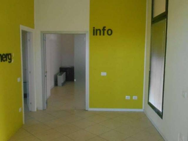 Locale Commerciale in vendita a San Faustino-Madonnina-Quattroville, Modena