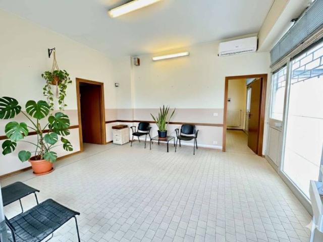 Locale Commerciale in vendita a Crocetta-San Lazzaro-Modena Est, Modena