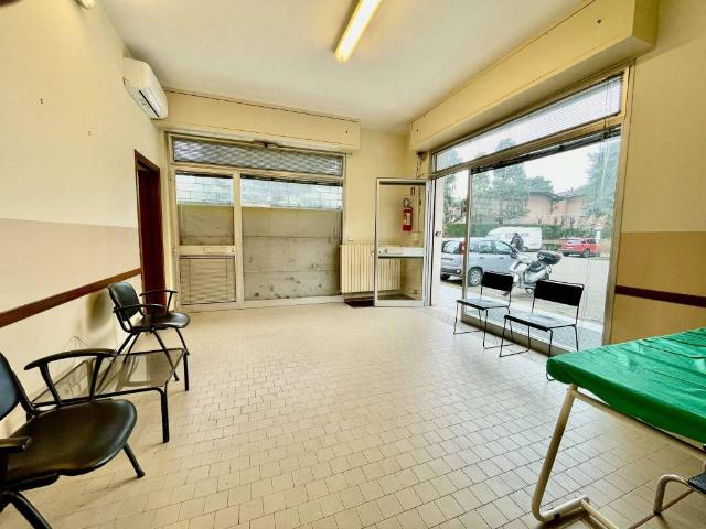 Locale Commerciale in vendita a Crocetta-San Lazzaro-Modena Est, Modena