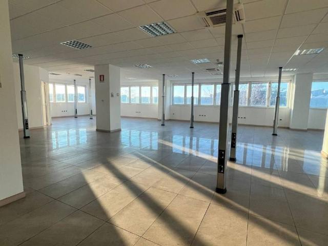Locale Commerciale in vendita a Crocetta-San Lazzaro-Modena Est, Modena