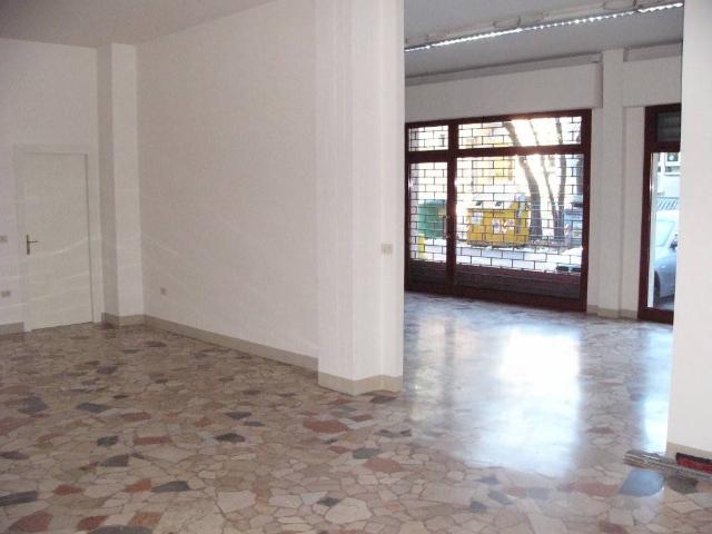 Locale Commerciale in vendita a Crocetta-San Lazzaro-Modena Est, Modena