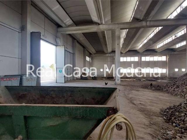 Locale Commerciale in vendita a Torrenova, Modena