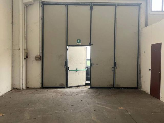 Locale Commerciale in vendita a Crocetta-San Lazzaro-Modena Est, Modena