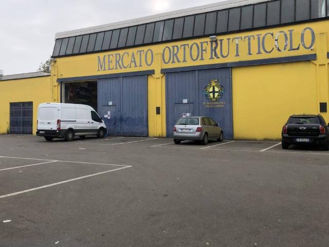 Locale Commerciale in vendita a Torrazzi, Modena