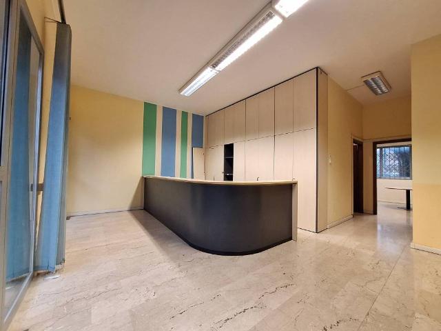 Locale Commerciale in vendita a San Faustino-Madonnina-Quattroville, Modena