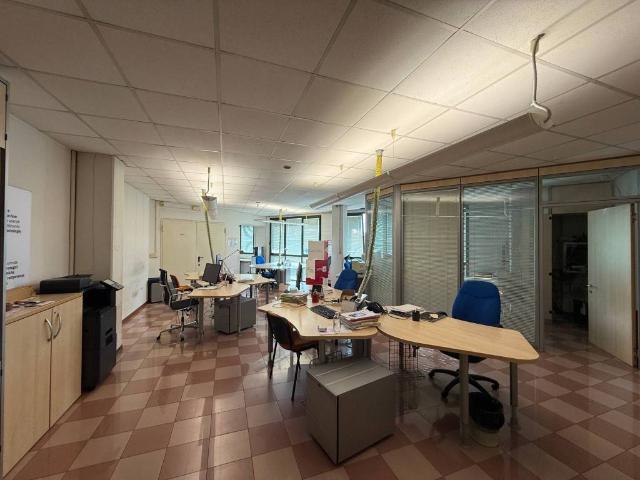 Locale Commerciale in vendita a Crocetta-San Lazzaro-Modena Est, Modena