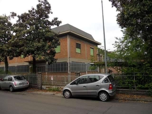 Locale Commerciale in vendita a San Faustino-Madonnina-Quattroville, Modena