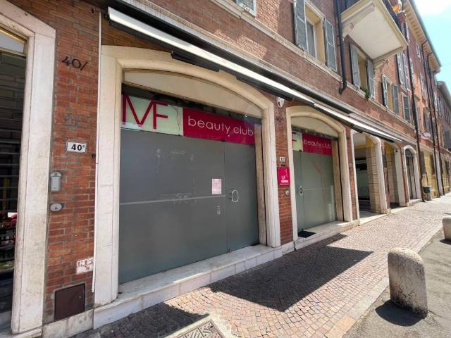Locale Commerciale in vendita a Centro Storico, Modena