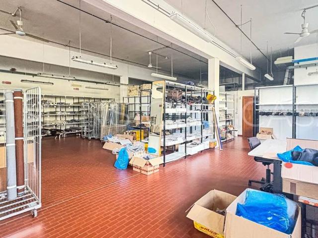 Locale Commerciale in vendita a Tre Olmi, Modena