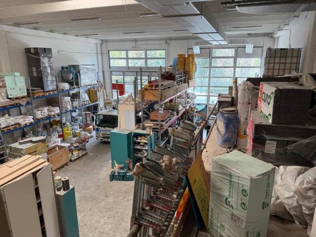Locale Commerciale in vendita a Crocetta-San Lazzaro-Modena Est, Modena