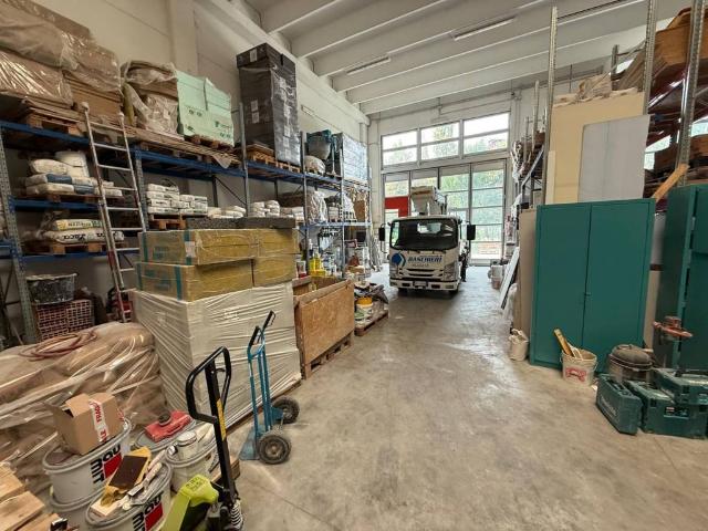 Locale Commerciale in vendita a Crocetta-San Lazzaro-Modena Est, Modena