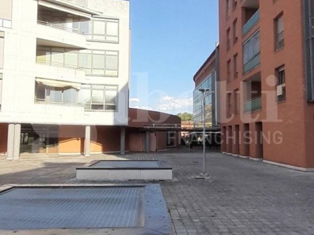 Locale Commerciale in vendita a San Faustino-Madonnina-Quattroville, Modena
