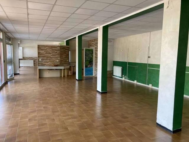 Locale Commerciale in vendita a Crocetta-San Lazzaro-Modena Est, Modena