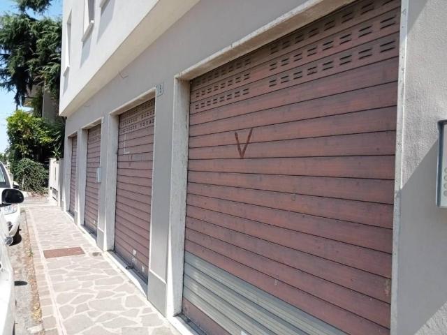 Locale Commerciale in vendita a Punta, Modena