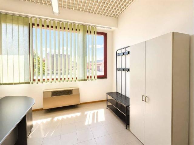 Locale Commerciale in vendita a Crocetta-San Lazzaro-Modena Est, Modena