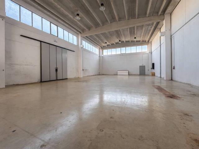 Locale Commerciale in vendita a Modugno, Bari