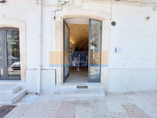 Locale Commerciale in vendita a Modugno, Bari