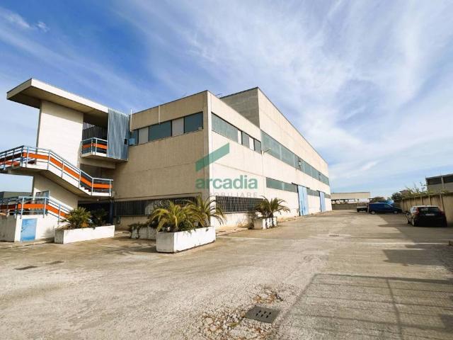 Locale Commerciale in vendita a Modugno, Bari