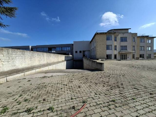 Locale Commerciale in vendita a Puglia, Bari