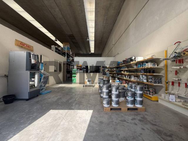 Locale Commerciale in vendita a Puglia, Bari