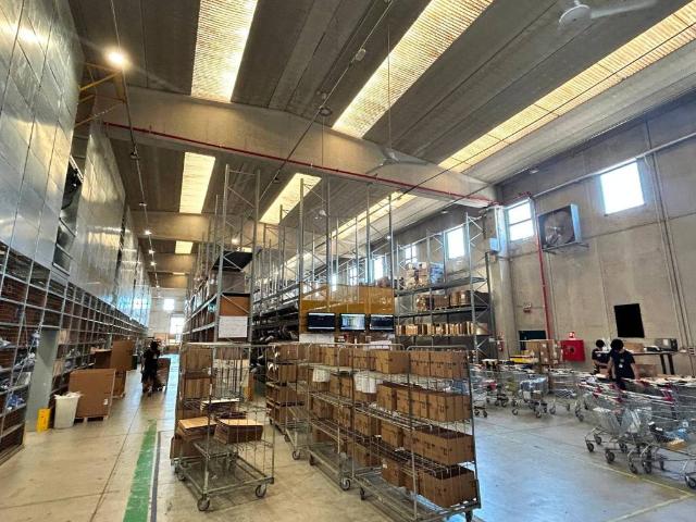 Locale Commerciale in vendita a Modugno, Bari
