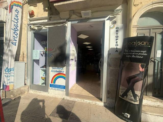 Locale Commerciale in vendita a Puglia, Bari