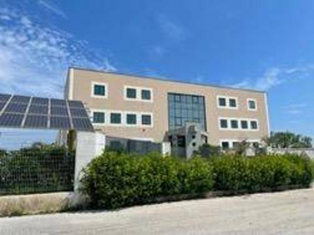Locale Commerciale in vendita a Puglia, Bari