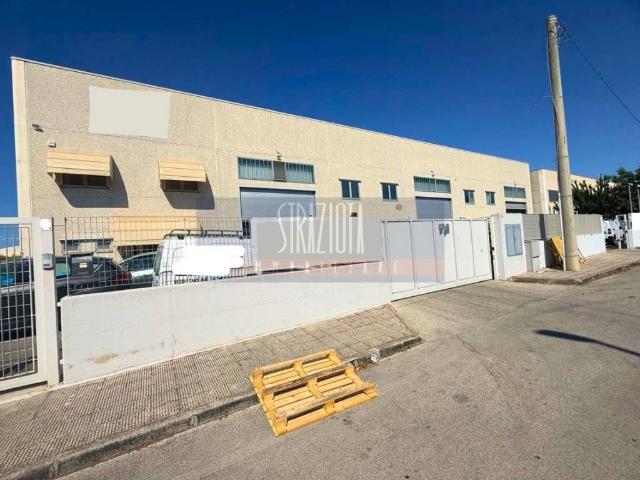 Locale Commerciale in vendita a Municipio 3, Puglia