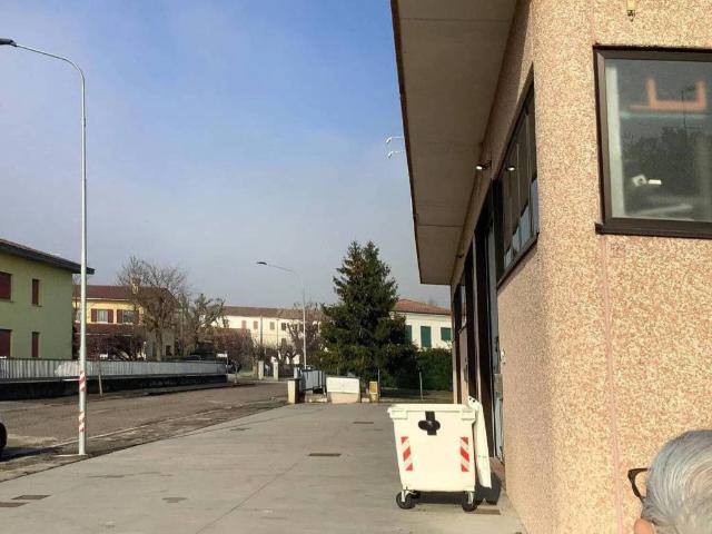 Locale Commerciale in vendita a Moglia, Lombardia