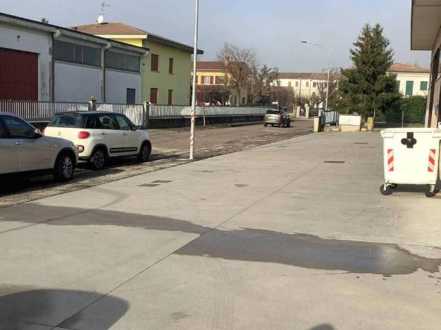 Locale Commerciale in vendita a Moglia, Lombardia
