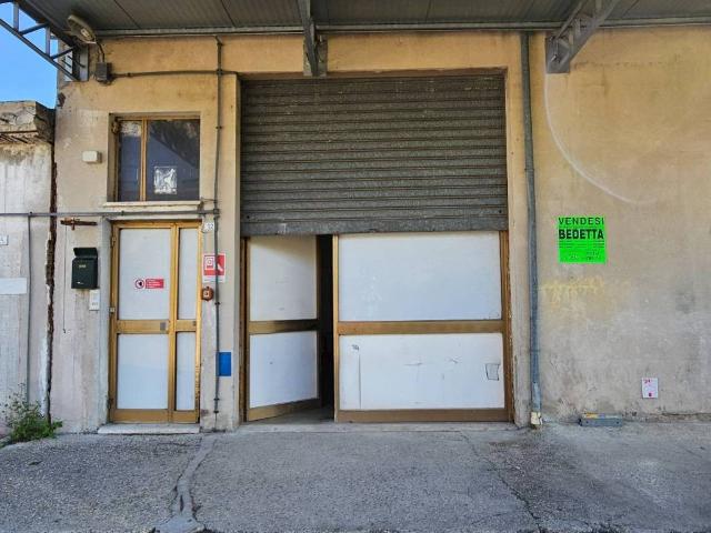 Locale Commerciale in vendita a Marche, Macerata
